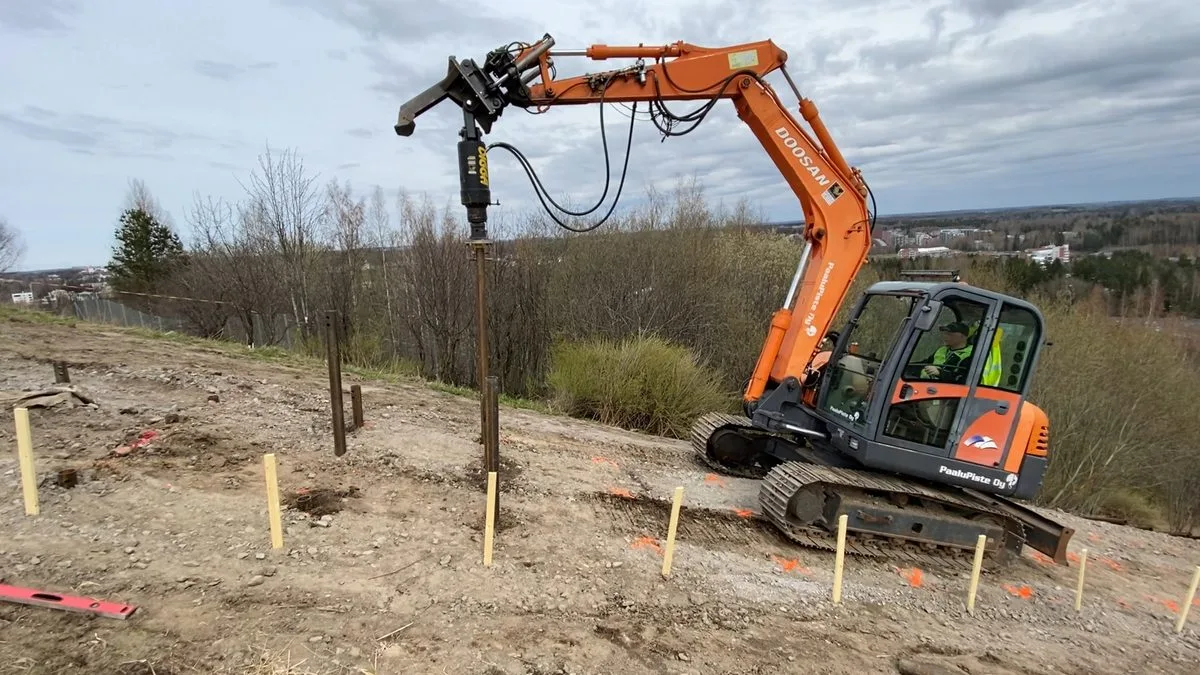 Installazione di pali a vite su collina ripida, Scale Fitness Jätemäki, Helsinki