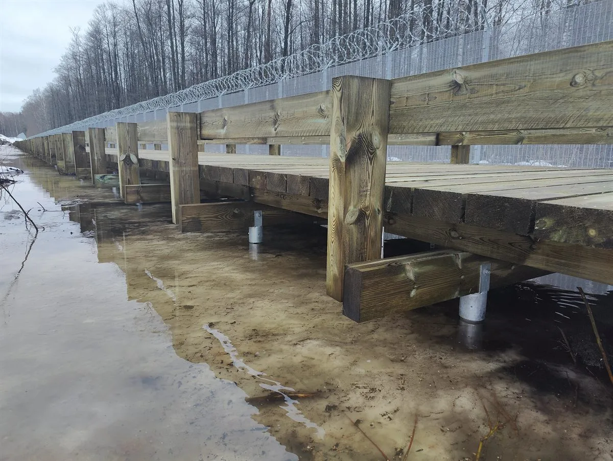 Passerelle in zone umide su fondazioni a pali a vite, Lettonia